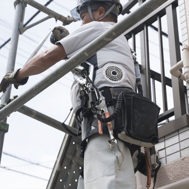 足場の手すりを解体するスタッフ